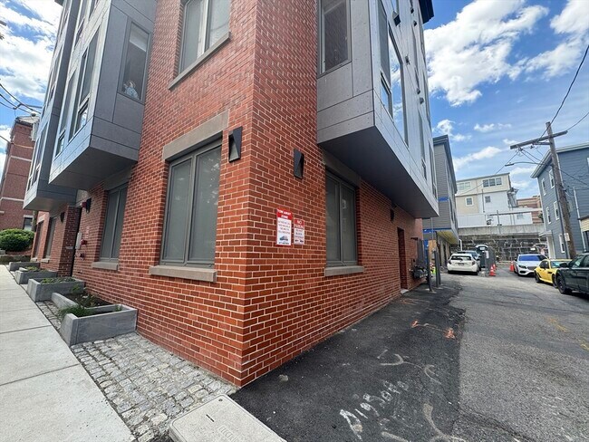 Building Photo - 7 Sumner Pl