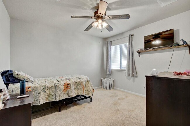 Building Photo - 215 Wildcat Dr