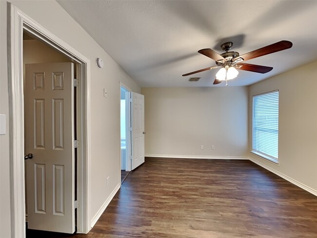 Building Photo - 2219 Shady Pine Dr