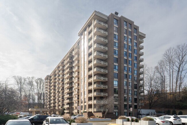 Building Photo - Contemporary 2BR/2BA Corner Condo at The Encore of McLean
