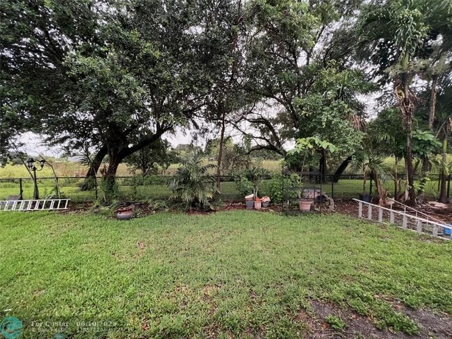 Building Photo - 7400 SW 37 Ct