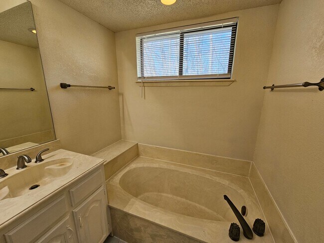 Building Photo - Charming home located in the well-maintain...