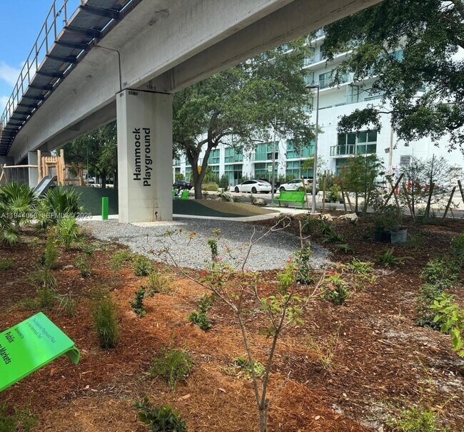 Building Photo - 1600 SW 1st Ave