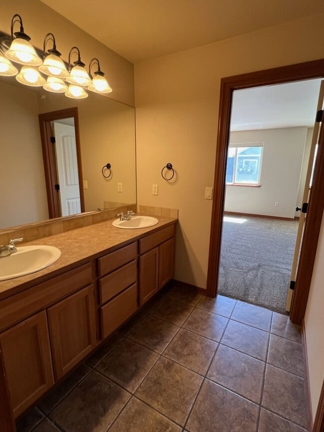 Building Photo - 3 bed/2.5 bath townhome! Double garage, a/...