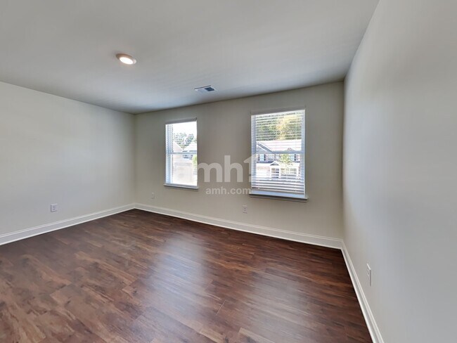 Building Photo - 678 Carnaby Ln