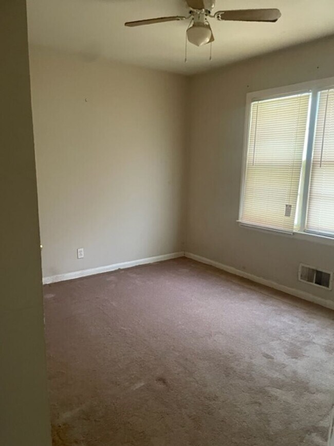 Building Photo - Three Bedroom One bathroom home for Rent