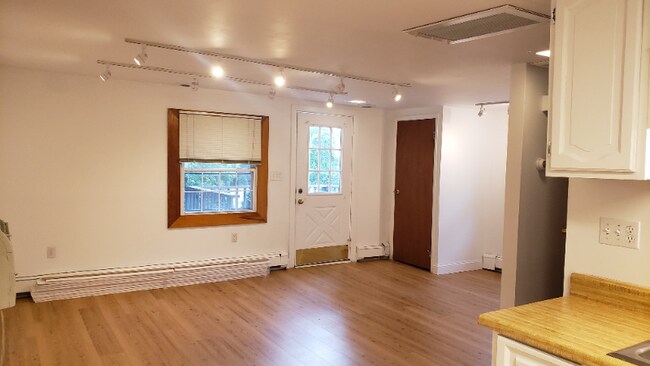 Building Photo - 15 1/2 Janet St