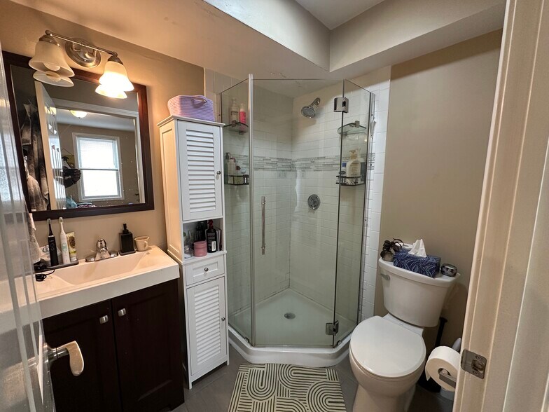 Building Photo - 53 Chelsea St