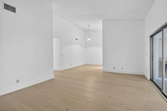 Building Photo - 708 Lago Rd