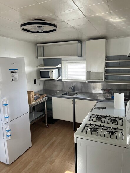 Stainless and White Kitchen - 37 Smith St