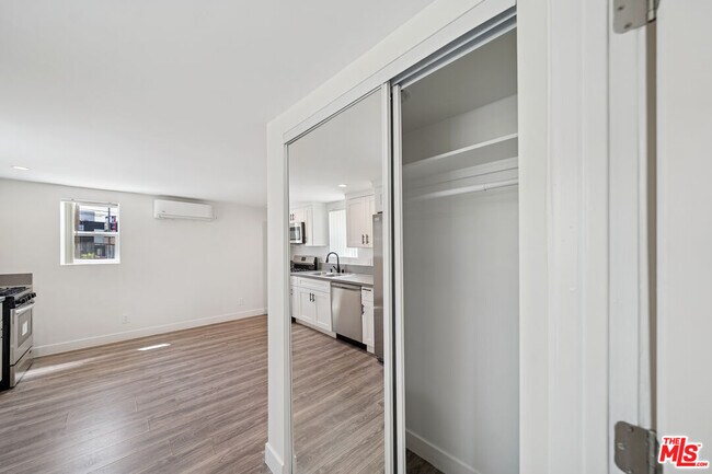 Building Photo - 1267 Vin Scully Ave