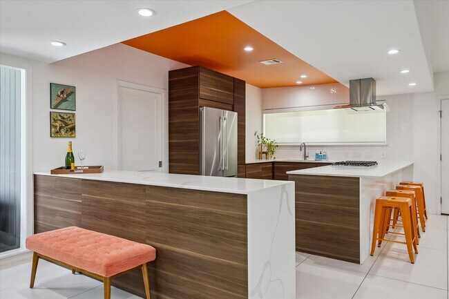 Building Photo - 9769 Oak Point Dr