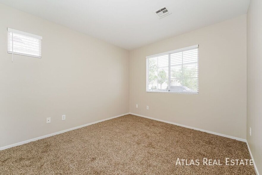 Building Photo - 617 Lava Beds Way