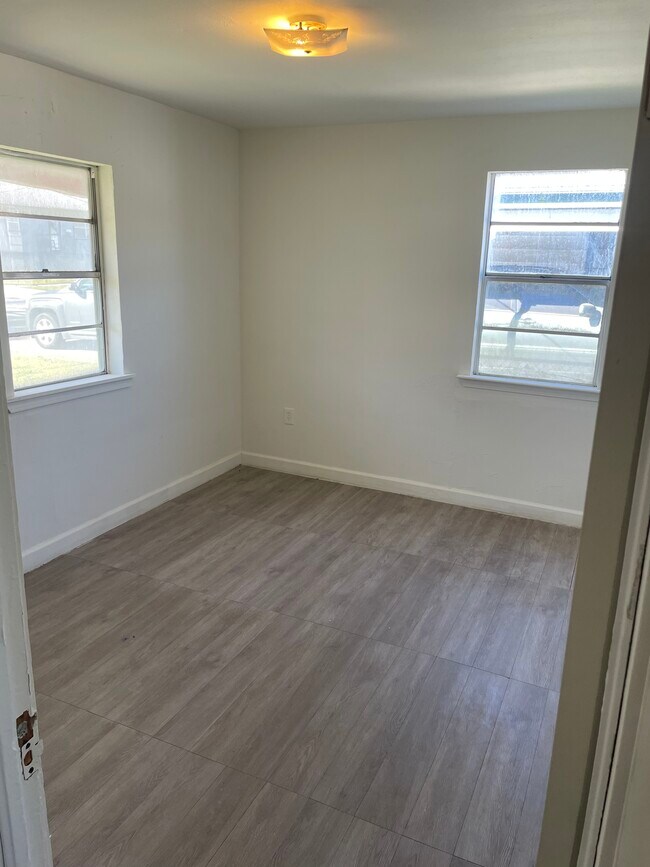 Building Photo - 1117 Evergreen Dr