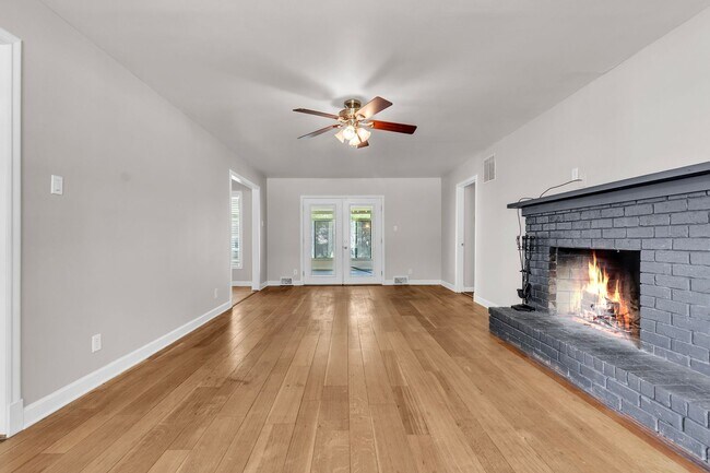 Building Photo - Newly Renovated 4-Bedroom Home in Germanto...