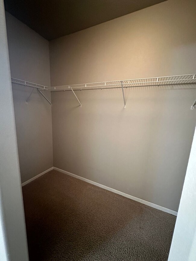 Building Photo - 3 Bedroom Townhouse!