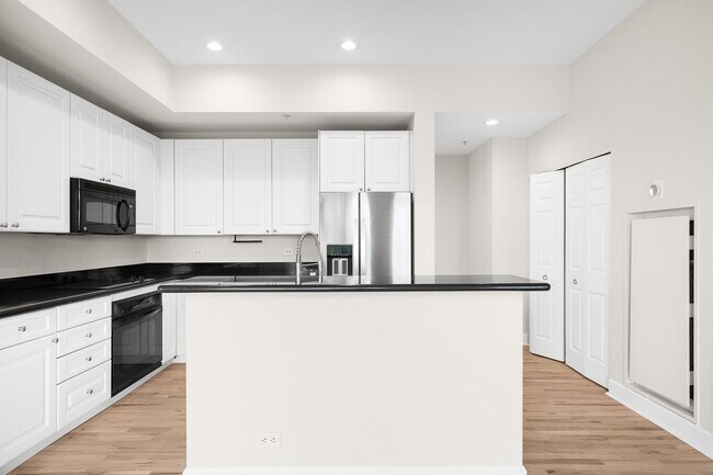Building Photo - LUX 2BD, 2BA Condo with Views of Denver Co...