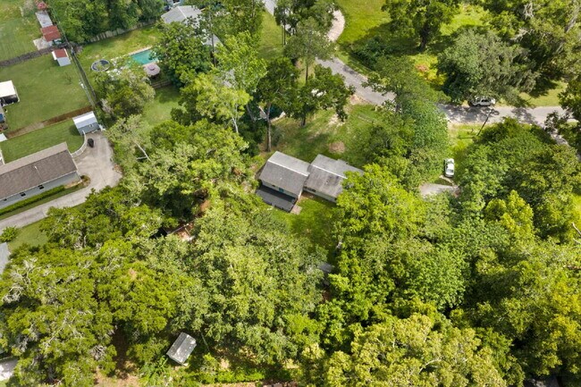 Building Photo - Gardener's Paradise! 3BR Home on Oversized Lot with Shed & Greenhouse