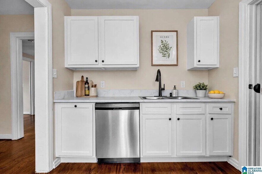 Building Photo - 741 Center Pl SW