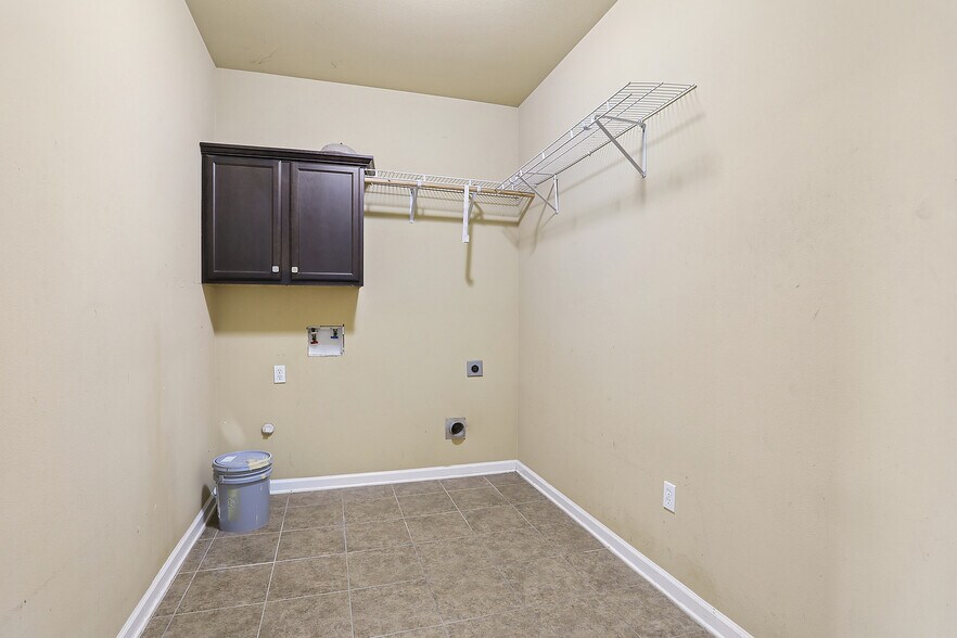 Building Photo - 17049 Jamestowne Dr