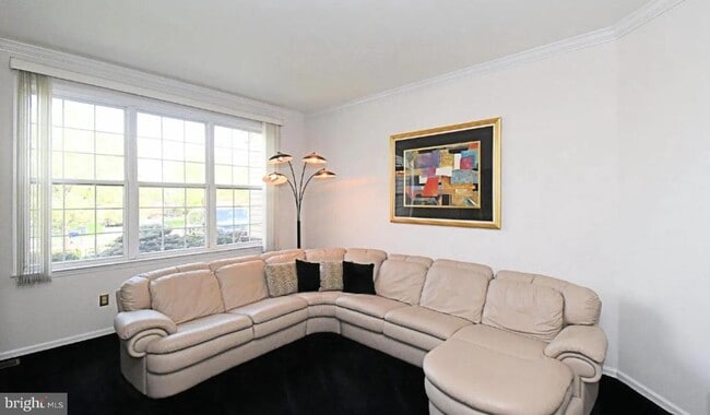 Building Photo - 235 Pinecrest Ln