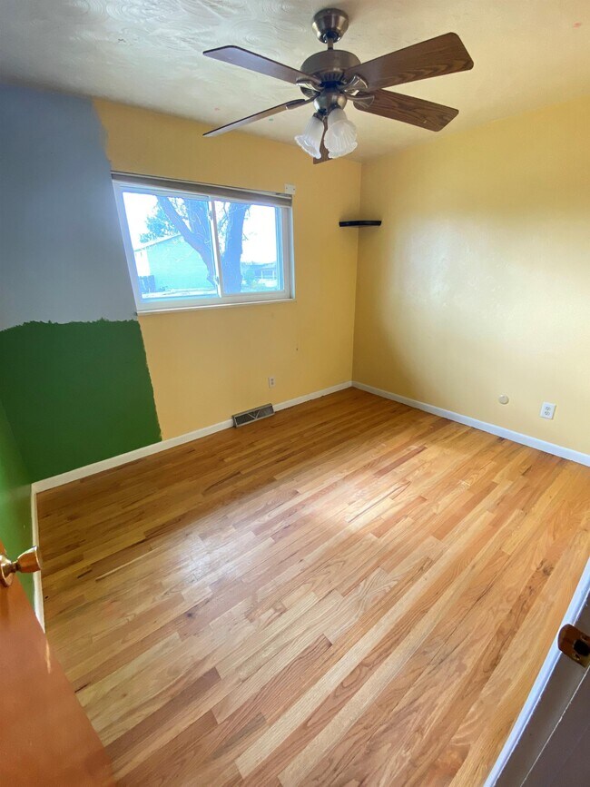 Building Photo - 301 Olive Ln