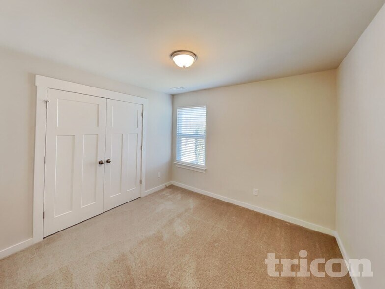 Building Photo - 3025 Commonwealth Dr