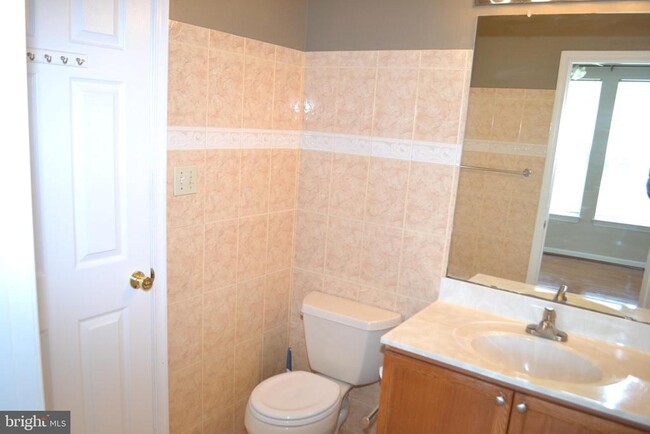Building Photo - 8202 Blue Heron Dr