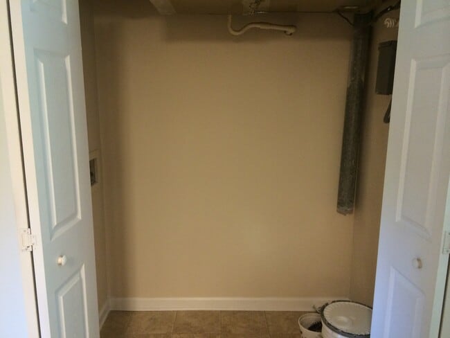 Building Photo - 365 Deputy Ln