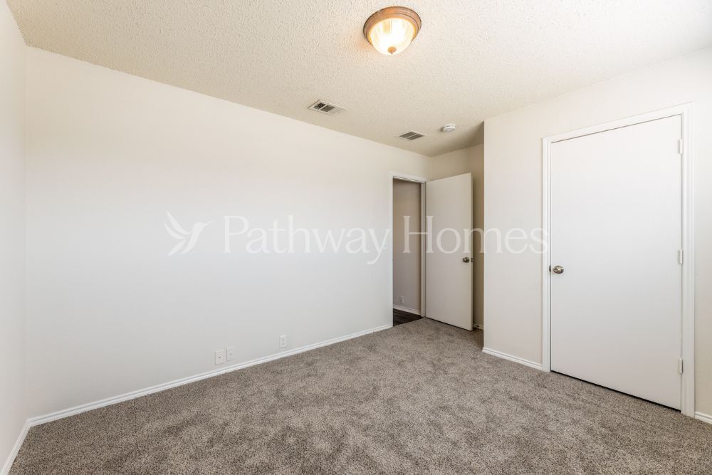 Building Photo - 1405 Dundee Dr