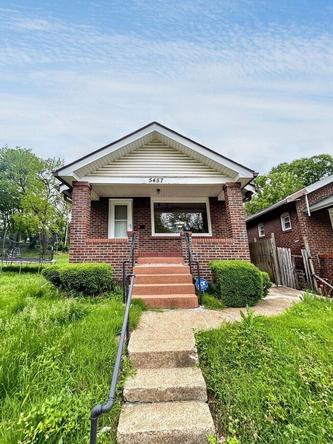 Building Photo - Charming 2-Bedroom Home with Fenced Yard i...