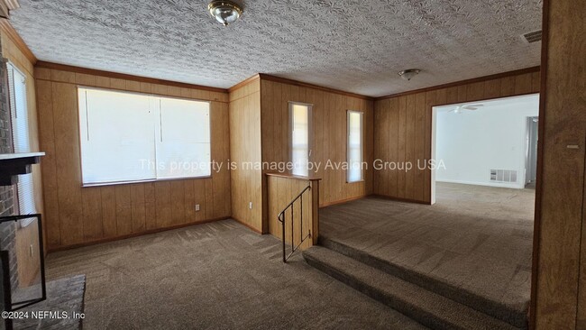 Building Photo - 9106 Altamont Ave W