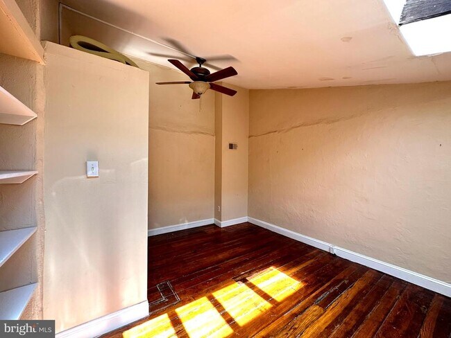 Building Photo - 623 S American St