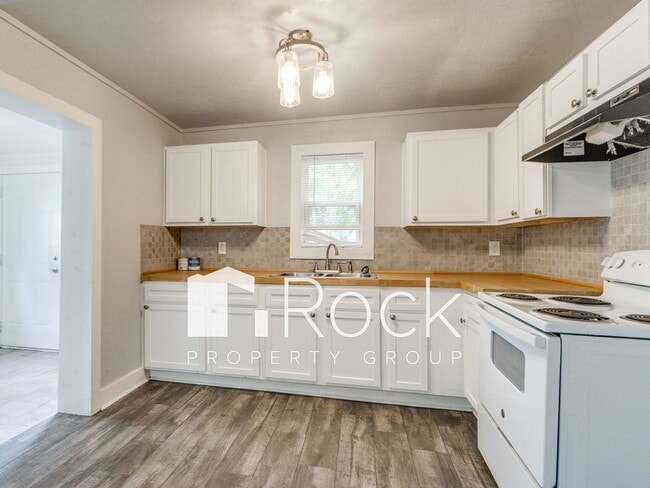 Building Photo - Updated Cozy 2 Bed 1 Bath Home in Guthrie Available Now ~MOVE IN SPECIAL~