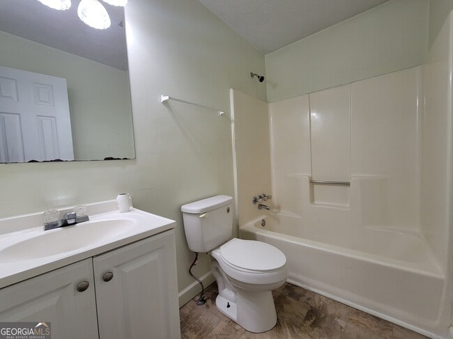 Building Photo - 8 Candlewood Terrace NE