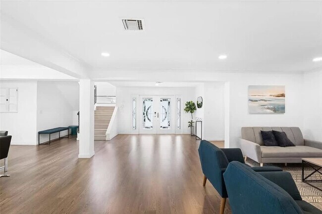 Building Photo - 413 Holiday Dr