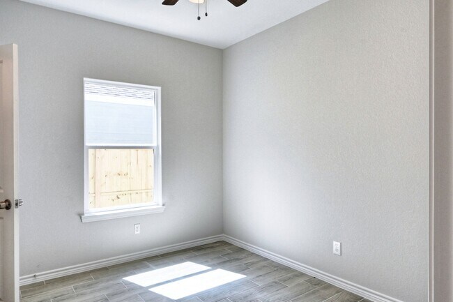 Building Photo - 9822 Arbor Oak