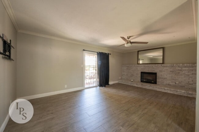 Building Photo - 6536 N Woodrow Ave