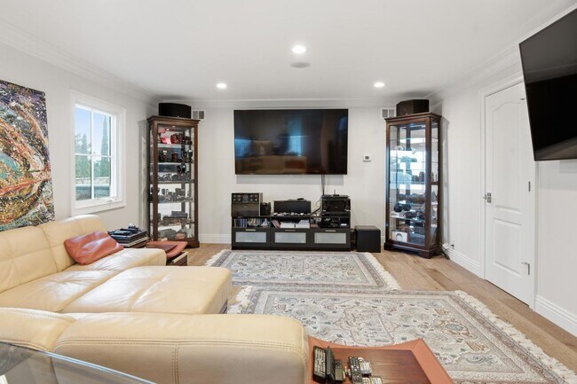 Building Photo - 15943 Viewfield Rd