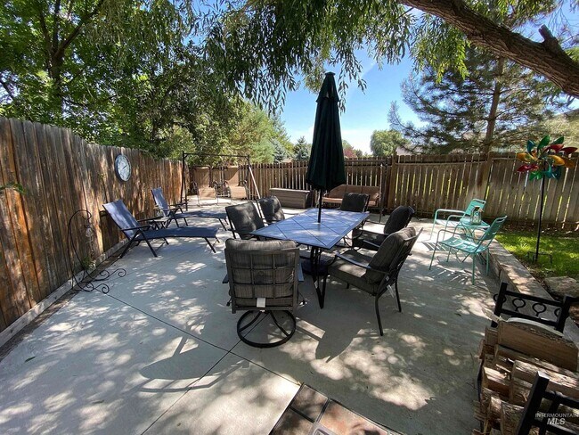 Building Photo - 950 Gregory Ln