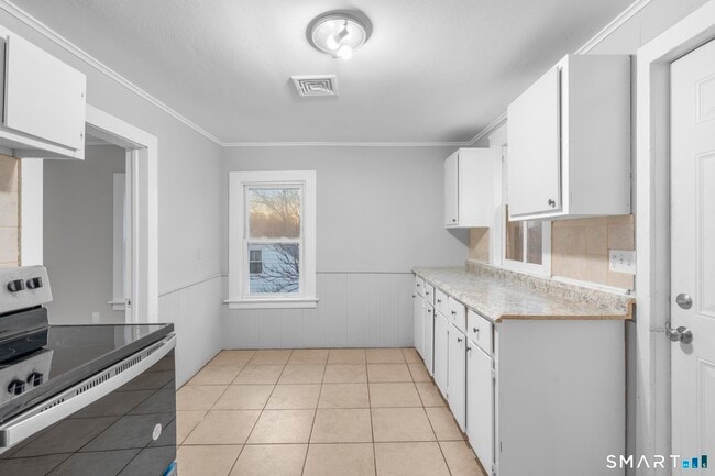 Building Photo - 19 Woodbridge Ave