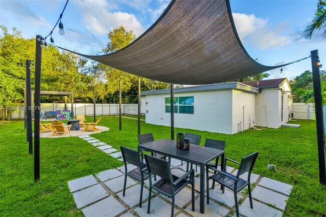 Building Photo - 695 NE 160th St