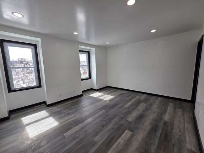 Building Photo - Fully Updated 3 bedroom 1 bath house for in the South Side Slopes!