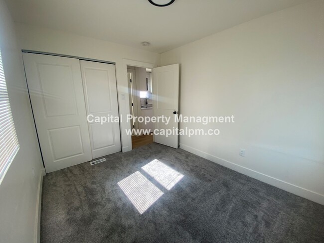 Building Photo - Adorable 3 Bed Bungalow