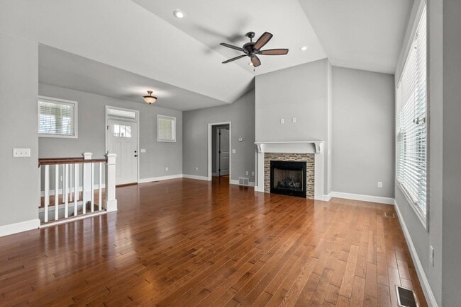 Building Photo - BEAUTIFUL Neighborhood Home!