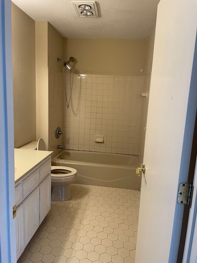 Building Photo - 2 Bedroom, 1.5 bathroom 2nd Level Condo