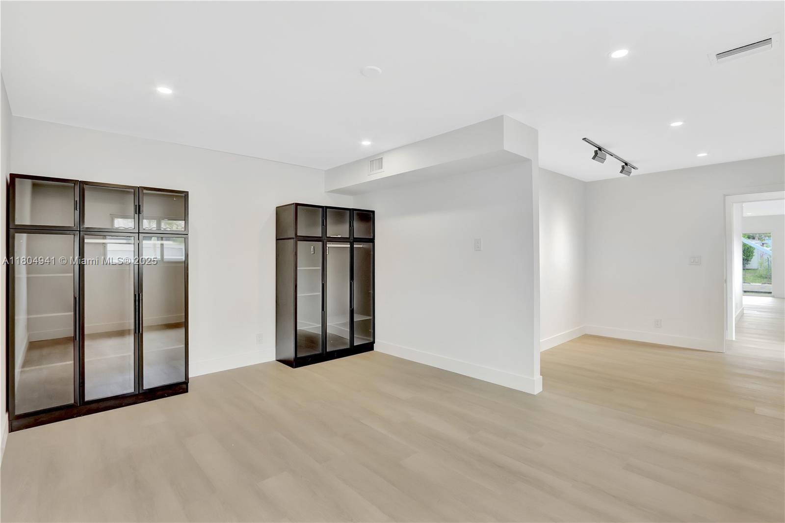 Building Photo - 1720 SW 23rd Ave