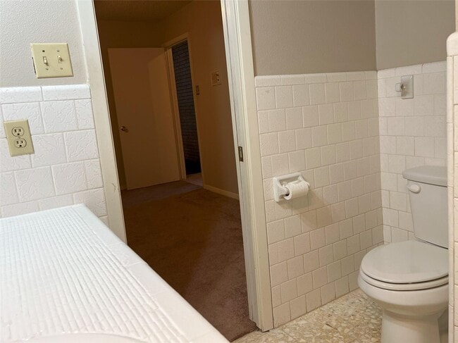 Building Photo - 401 Oakhill Dr