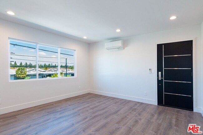 Building Photo - 1310 W Valencia Dr