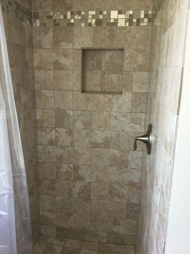 Shower - 942 N Gardner St